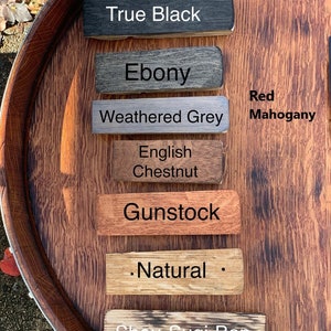 Pu&ograve; includere: Una botte di legno con otto diversi campioni di tinta per legno etichettati con i loro nomi: True Black, Ebony, Weathered Grey, English Chestnut, Gunstock, Natural, Shou-Sugi-Ban, Red Mahogany.