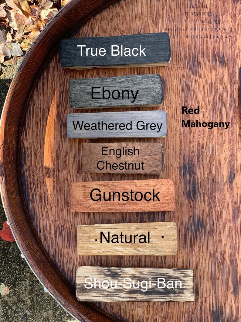 Pu&ograve; includere: Una botte di legno con otto diversi campioni di tinta per legno etichettati con i loro nomi: True Black, Ebony, Weathered Grey, English Chestnut, Gunstock, Natural, Shou-Sugi-Ban, Red Mahogany.