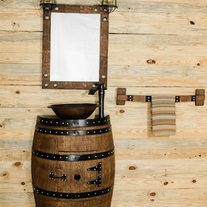4-teiliges Set - 1/2 Barrel Vanity mit passendem Spiegel, Handtuchhalter und 2 Cage Light Bar, gehämmertem Kupfergefäß und modernem Wasserhahn