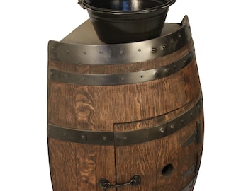 Vanità speciale per botte di vino ad angolo grande in noce con lavello in rame nero e rubinetto a cascata nero