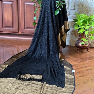Wunderschöne Chikankari (schwarz auf schwarz) auf Georgette Sari mit antiker goldener Zari Borte. Sehr elegant. Mit nicht genähtem Blusenteil