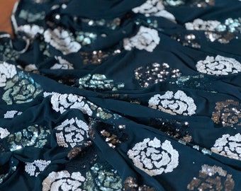 Lindo sári de georgette azul-marinho com estampa de lantejoulas rosas. Acompanha blusa de lantejoulas costuradas.