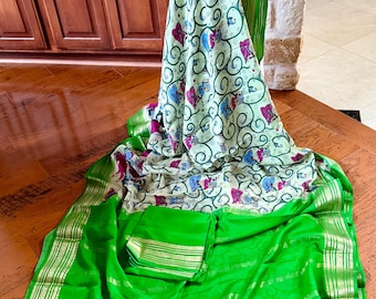 Mysore zijden sari met digitaal gedrukte bloemen. De rand is papegaaigroen van kleur.  Body heeft een mintkleurige basis. Wordt geleverd met ongestikte blouse.