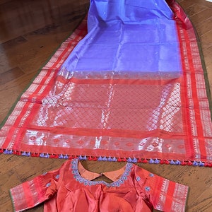 Cuerpo de color lila-lavanda con borde de color naranja óxido sico gadwal. Blusa cosida de trabajo de diseñador. Talla 38 con margen al 42.