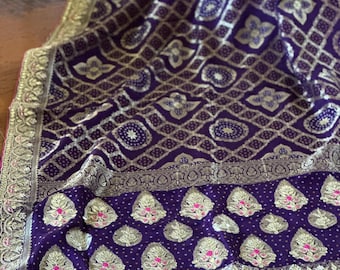 Bandhej Khaddi Georgette Saree Roxo com Borda Gota Patti Artesanal e Rani Pink Patti | Trabalho Meenakari | Cortinas e dobras Madz