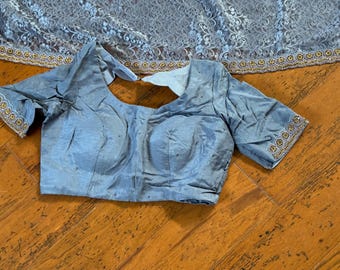 Lindo sári de renda chantily cinza com barra trabalhada. Acompanha blusa costurada. Lindo mesmo.