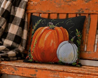 Calabazas naranjas y blancas sobre fondo negro impresas a partir de un DISEÑO original pintado a mano en una almohada premium de doble cara con relleno.