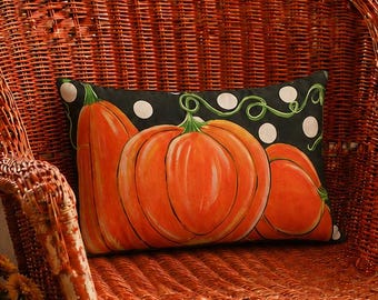 Diseño original pintado a mano impreso en una almohada de primera calidad. Calabazas naranjas, lunares blancos y negros. 30 x 50 cm. Doble cara con relleno.