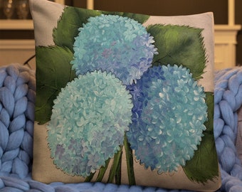 Blå hortensia med gröna blad tryckt från original handmålad DESIGN på en premiumkudde. Inkluderar inlägg.