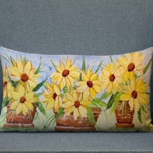 Diseño original pintado a mano impreso en una almohada de alta calidad. Girasoles amarillos en macetas de terracota. Incluye relleno. 30 x 50 cm.