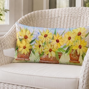 Diseño original pintado a mano impreso en una almohada de alta calidad. Girasoles amarillos en macetas de terracota. Incluye relleno. 30 x 50 cm.