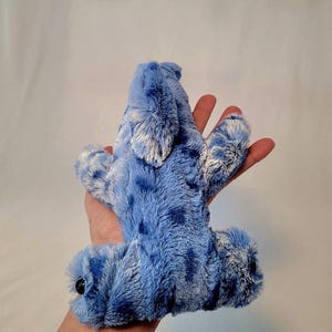 Pu&ograve; includere: Un peluche blu a forma di squalo martello, con macchie bianche e un bottone nero come occhio. Il giocattolo &egrave; realizzato in materiale morbido e soffice.
