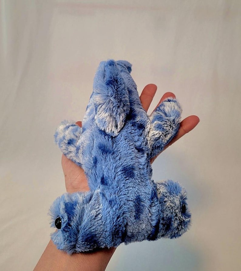 Pu&ograve; includere: Un peluche blu a forma di squalo martello, con macchie bianche e un bottone nero come occhio. Il giocattolo &egrave; realizzato in materiale morbido e soffice.