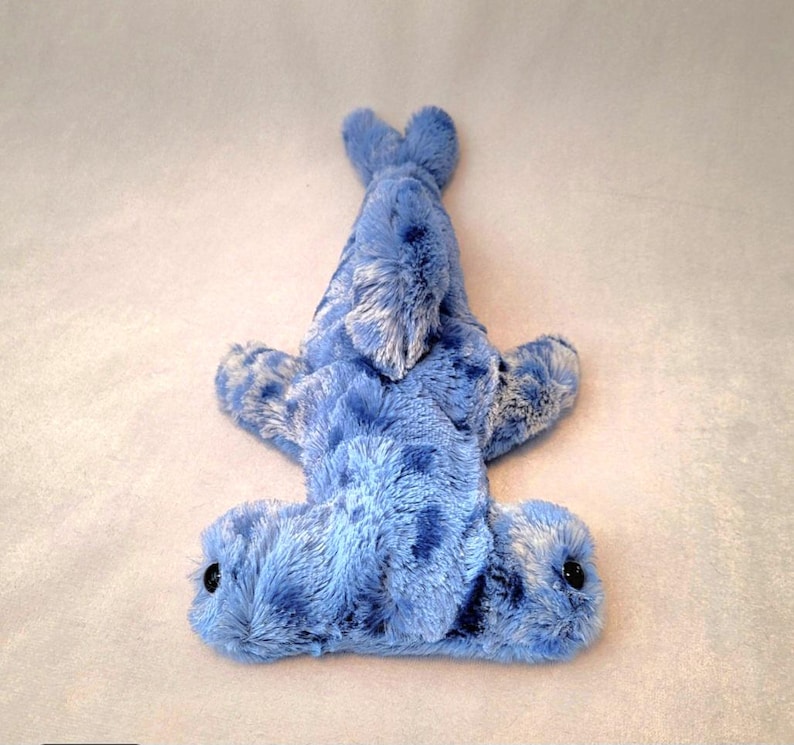 Pu&ograve; includere: Un giocattolo di peluche a forma di squalo martello blu con occhi neri. Il giocattolo &egrave; realizzato in materiale morbido e soffice con macchie blu scuro e dettagli bianchi. Sono visibili la coda e le pinne dello squalo.