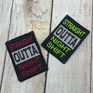 Op de afbeelding: Twee zwarte geborduurde patches met witte en zilveren letters. De bovenste patch zegt "Straight Outta Night Shift" in groene letters. De onderste patch zegt "Straight Outta Night Shift" in rode letters.