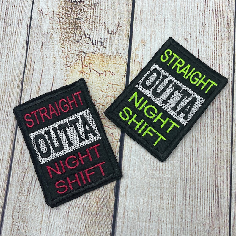Op de afbeelding: Twee zwarte geborduurde patches met witte en zilveren letters. De bovenste patch zegt "Straight Outta Night Shift" in groene letters. De onderste patch zegt "Straight Outta Night Shift" in rode letters.