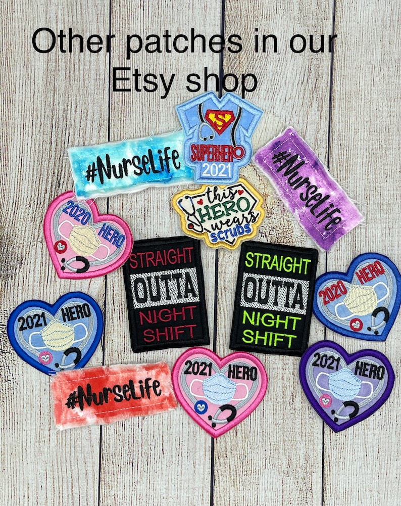 Op de afbeelding: Een assortiment geborduurde strijkpatches met verschillende ontwerpen met betrekking tot het medische beroep. De patches omvatten harten, een superheld en de tekst "#NurseLife".