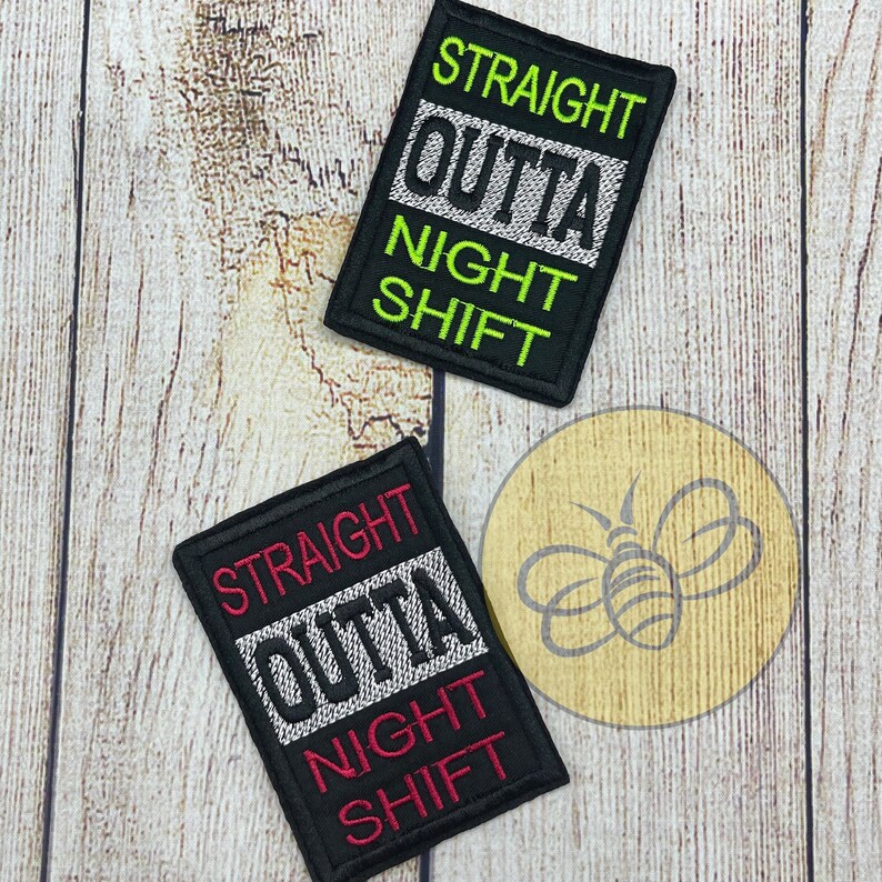 Op de afbeelding: Twee zwarte stoffen patches met witte tekst die "Straight Outta Night Shift" zegt. E&eacute;n patch heeft groene tekst en de andere heeft roze tekst.