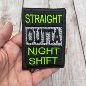 Op de afbeelding: Zwarte en groene geborduurde patch met de tekst "STRAIGHT OUTTA NIGHT SHIFT".