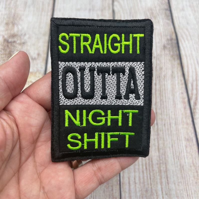 Op de afbeelding: Zwarte en groene geborduurde patch met de tekst "STRAIGHT OUTTA NIGHT SHIFT".