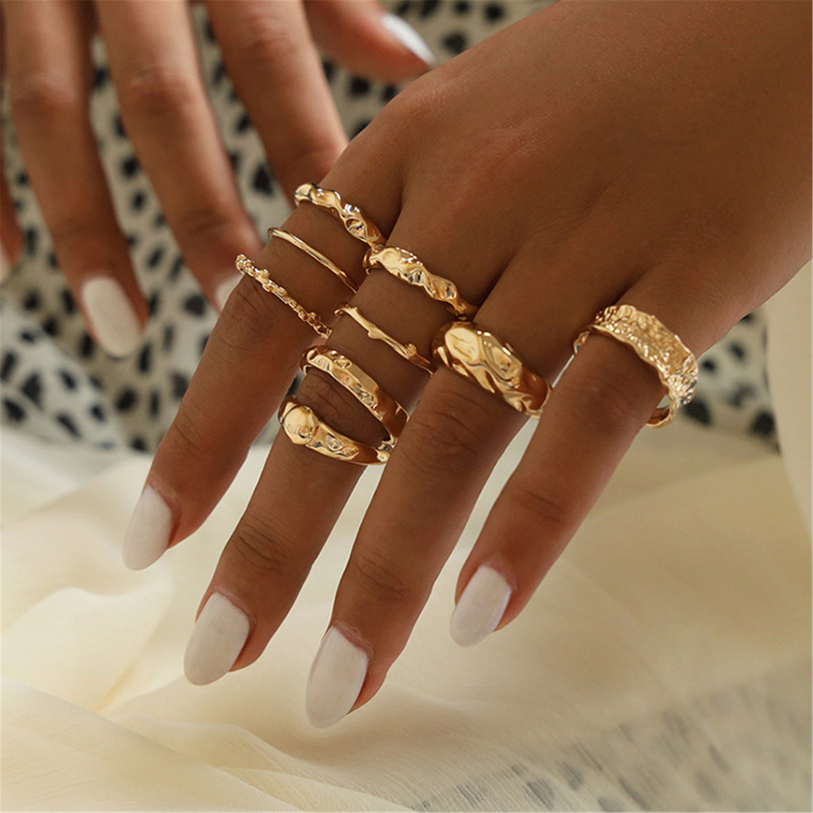 Кольца золото на руках. Модные кольца. Стильные женские кольца. Массивные кольца. Модные золотые кольца.