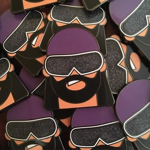 Klassischer WWE Wrestling Superstar Glitter harter schwarzer Emaille Pin, Wrestling Geschenk, Wrestling Kunst, Wrestling Geburtstag