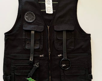 Chaleco tecnológico de basura industrial "atado a cables"