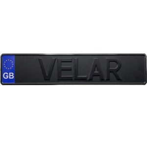 Puede incluir: Placa de matrícula negra con la palabra "VELAR" en letras blancas en relieve. La placa tiene una pequeña bandera azul y amarilla de la Unión Europea con "GB" impreso debajo.