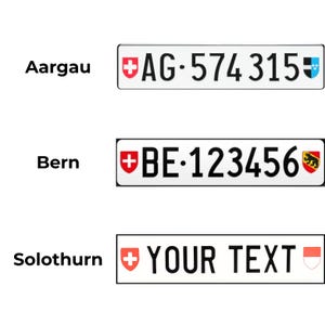 以下が含まれることがあります： 3つのスイスのナンバープレートが表示されています。一番上のプレートには「AG-574 315」と書かれており、その上に「Aargau」という文字があります。真ん中のプレートには「BE-123456」と書かれており、その上に「Bern」という文字があります。一番下のプレートには「YOUR TEXT」と書かれており、その上に「Solothurn」という文字があります。