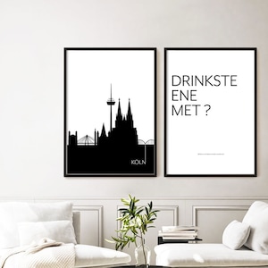 K&ouml;nnte beinhalten: Zwei schwarz-wei&szlig;e gerahmte Drucke. Der linke Druck zeigt eine Silhouette der K&ouml;lner Skyline mit dem Text "Koln" unten. Der rechte Druck zeigt den Text "Drinkst eine Met?" in Schwarz.
