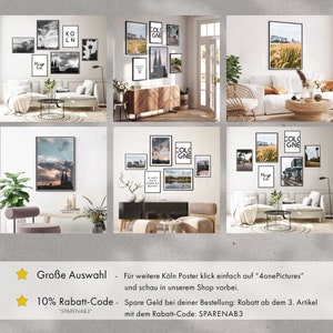 K&ouml;nnte beinhalten: Eine Collage aus gerahmten Schwarzwei&szlig;fotos von K&ouml;ln, Deutschland, mit dem Text "Cologne" und "Koeln" in den Rahmen. Die Fotos sind an einer Wand in einem Wohnzimmer mit einem wei&szlig;en Sofa und einem Couchtisch angebracht.