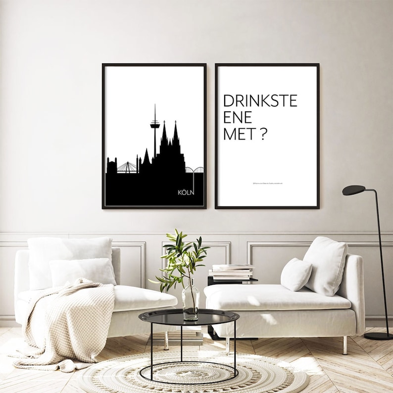 K&ouml;nnte beinhalten: Zwei schwarz-wei&szlig;e gerahmte Drucke. Der linke Druck zeigt eine Silhouette der K&ouml;lner Skyline mit dem Text "Koln" unten. Der rechte Druck zeigt den Text "Drinkst eine Met?" in Schwarz.