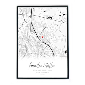 Op de afbeelding: Zwart omlijste print met een gedetailleerde zwart-wit stadskaart, met een rood hart dat een specifieke locatie markeert. De tekst "Familie Müller" is in cursief geschreven, samen met namen, coördinaten en de stadsnaam.