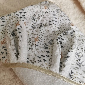 Cape de bain, serviette à capuche , sortie de bain bébé personnalisée avec oreilles de lapins, cadeau de naissance image 3