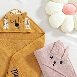 Cape de bain de qualité personnalisée, motif lion moutarde, lapin rosé. Prénom de bébé