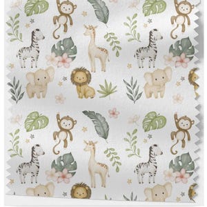 Könnte beinhalten: Weißer Stoff mit einem sich wiederholenden Muster von Safaritieren: Giraffen, Zebras, Elefanten, Löwen und Affen. Das Design beinhaltet tropische Blätter, Blumen und Sterne in sanften Pastellfarben und schafft eine skurrile und verspielte Ästhetik.