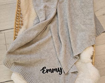 Gepersonaliseerde lichtgewicht gebreide babydeken – Geborduurd met naam – 6 kleuren