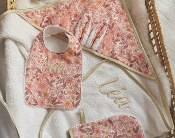 Gepersonaliseerde geboortegeschenkdoos, badcape met washandje en slabbetje, voornaam van de baby