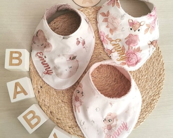 Gepersonaliseerde babybandana met een voornaam of lief woordje, dier, bloem of regenboogpatroon