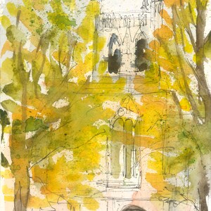 Puede incluir: Acuarela de un edificio de iglesia con una torre alta y ventanas arqueadas. El edificio está parcialmente oculto por árboles con hojas amarillas.