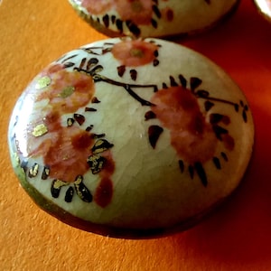 Japanese satsuma button in orange blossom. 2.2cm diameter.