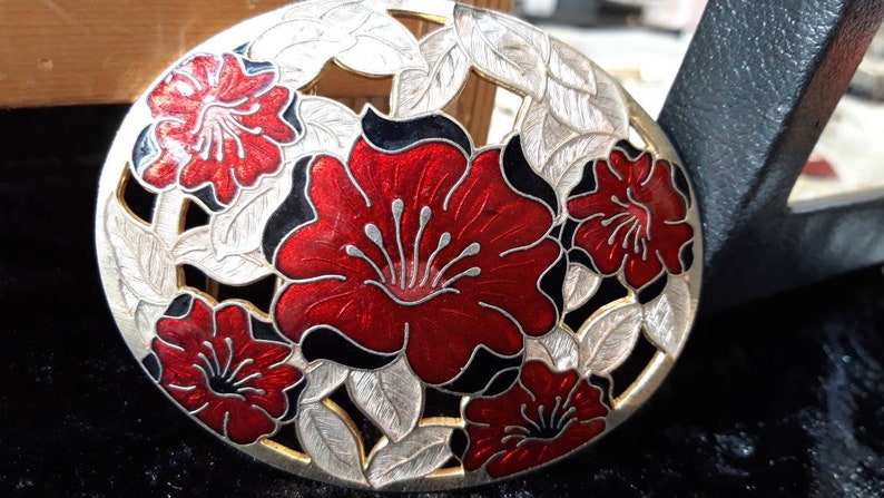 1 Large hibiscus flower enamelled belt buckle signed Fish