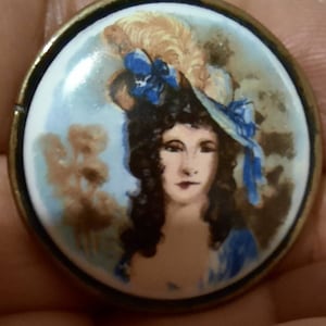 Button Duchess of Devonshire Ceramic Silver backed picture transfer button in brass encased shank. 3cm or 30mm diameter.