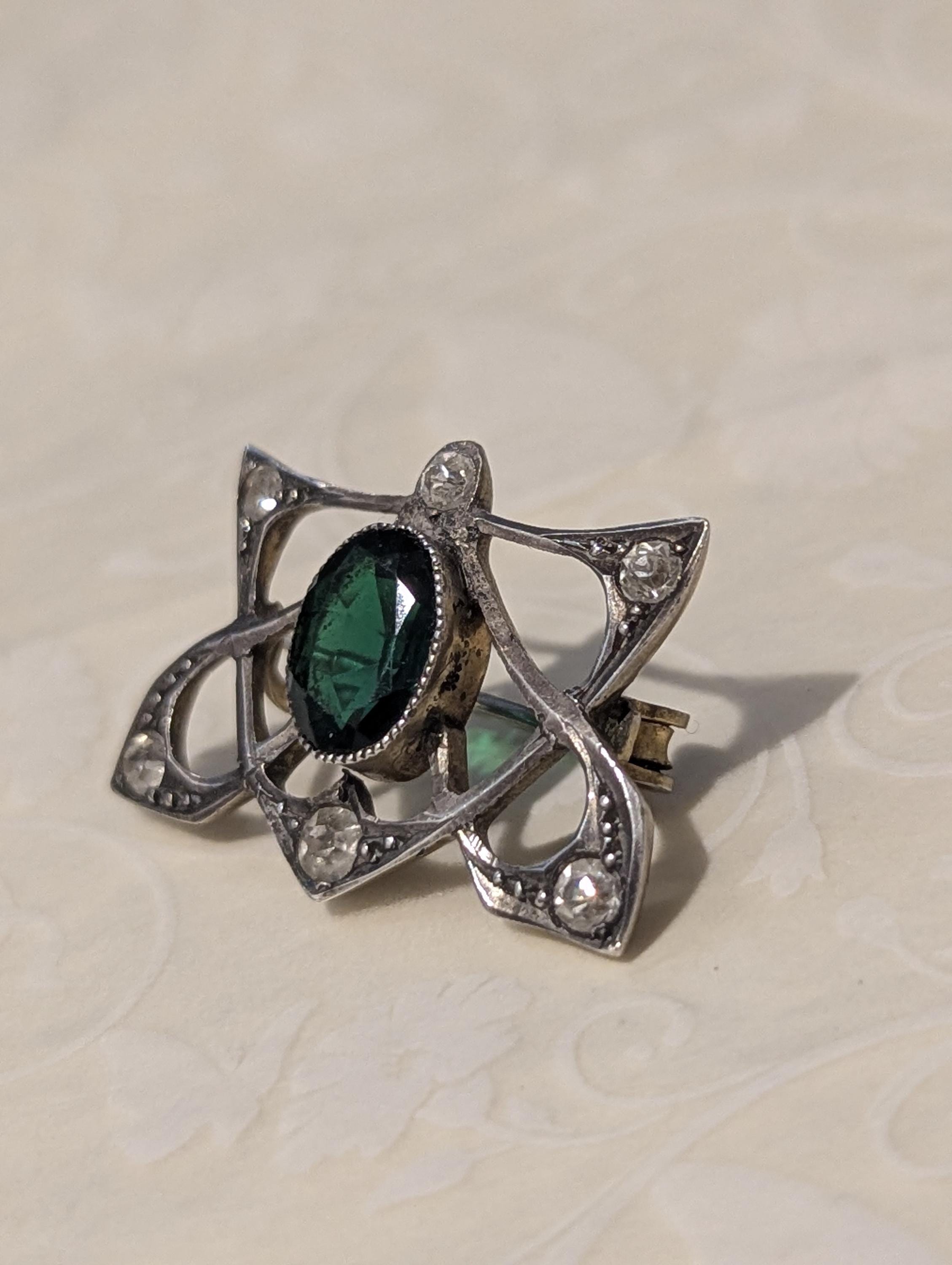 エドワード朝時代のシルバーブローチ/エメラルドと透明なガラスの石が
