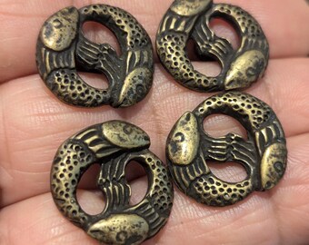 Dos botones con diseño de peces en espiral. 1,7 cm de diámetro.