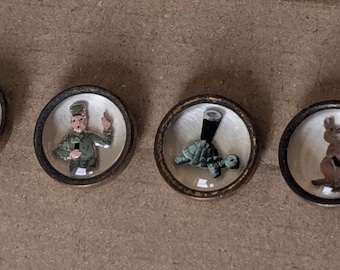 6 badges publicitaires vintage Guinness vintage. 1,5 cm de diamètre. (dans la boîte d'origine.)