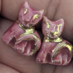 1 cat button in French ceramic gold detail. 1.5 by 1.6cm.