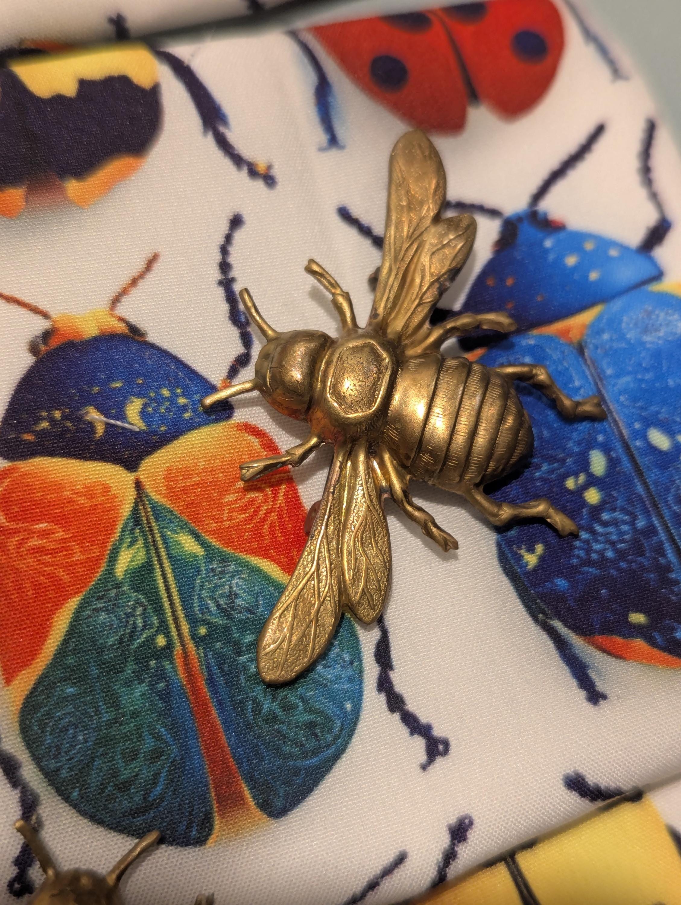 ヴィンテージの蜂のブローチ。幅2.3cm、奥行き3.5cm。 - Etsy 日本