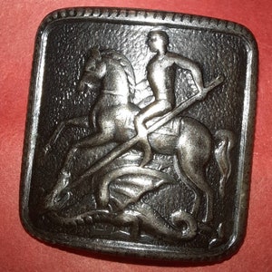 1 Knopf St. George und der Drache in Zinn. 25 mm im Quadrat oder 2,5 cm.