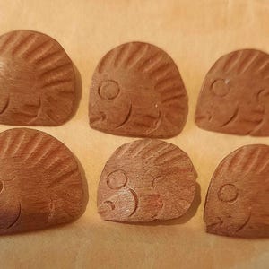 6 buttons of hedgehogs in coconut wood. 1.8cm diameter.
